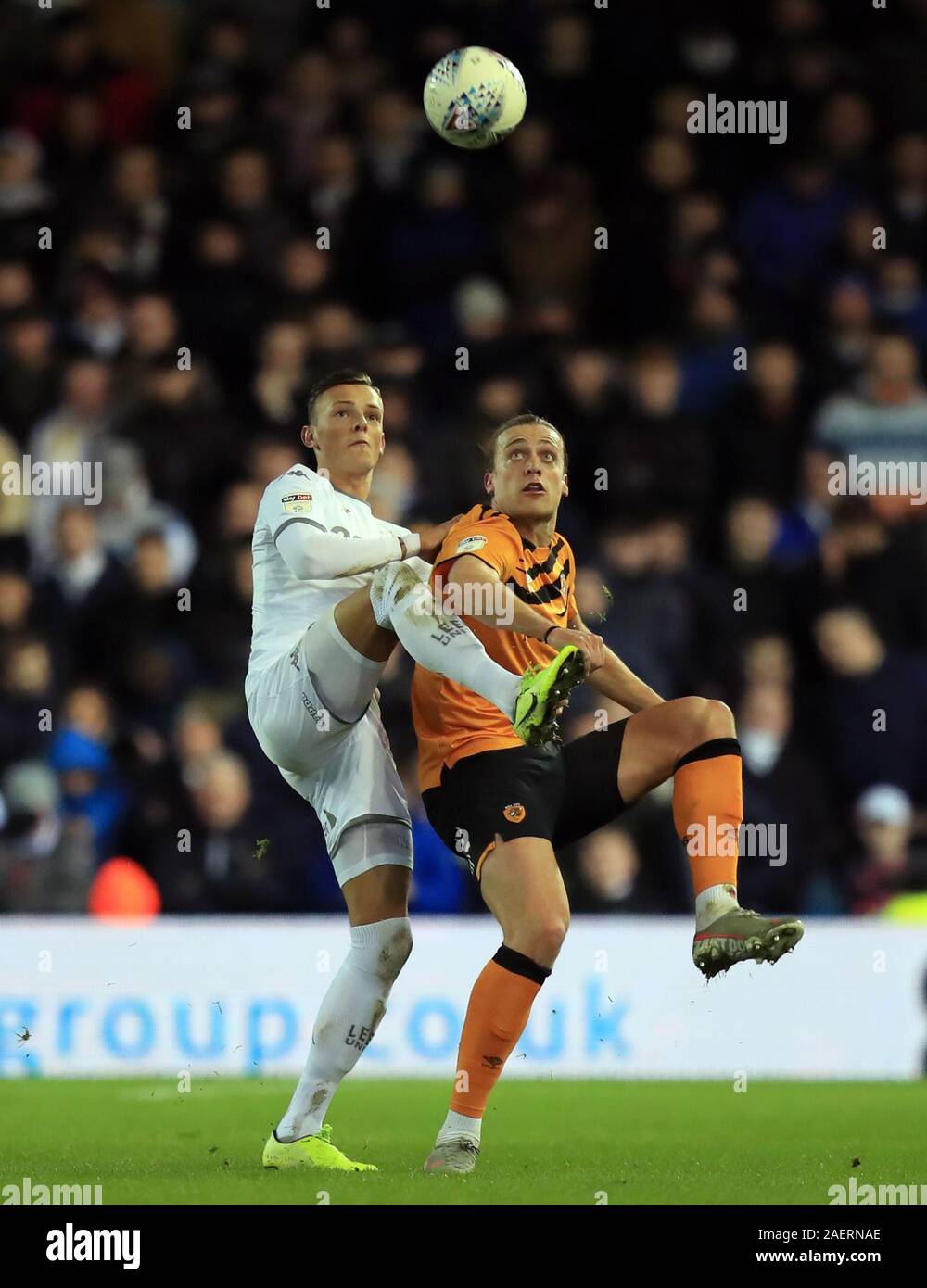 Leeds United's Ben White and Hull City's Tom Eaves battle for the ball during the Sky Bet Championship match at Elland Road, Leeds. Stock Photo