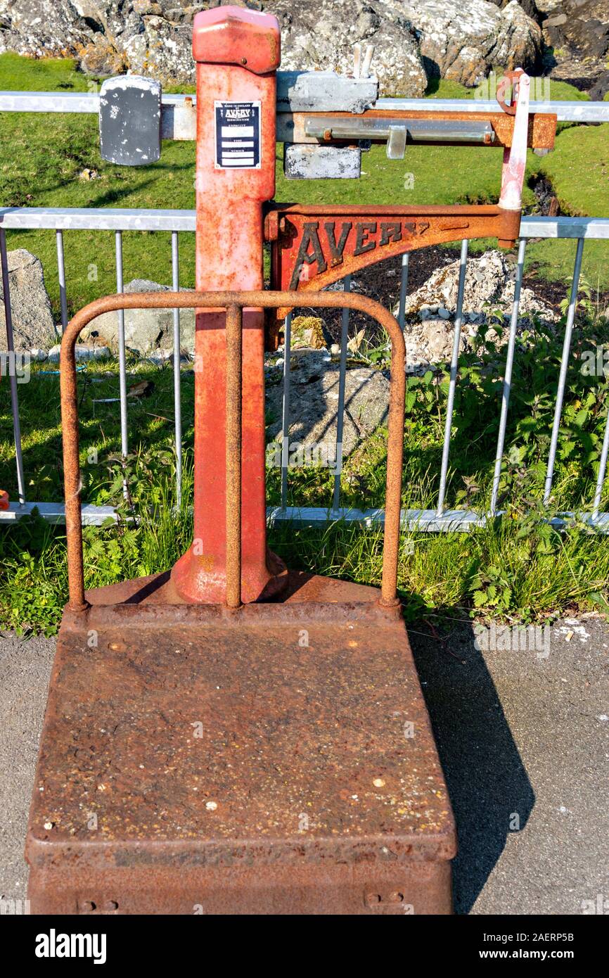 Old large Avery mechanical weighing scales, Scalasaig Harbour, Isle of Colonsay, Scotland, UK Stock Photo