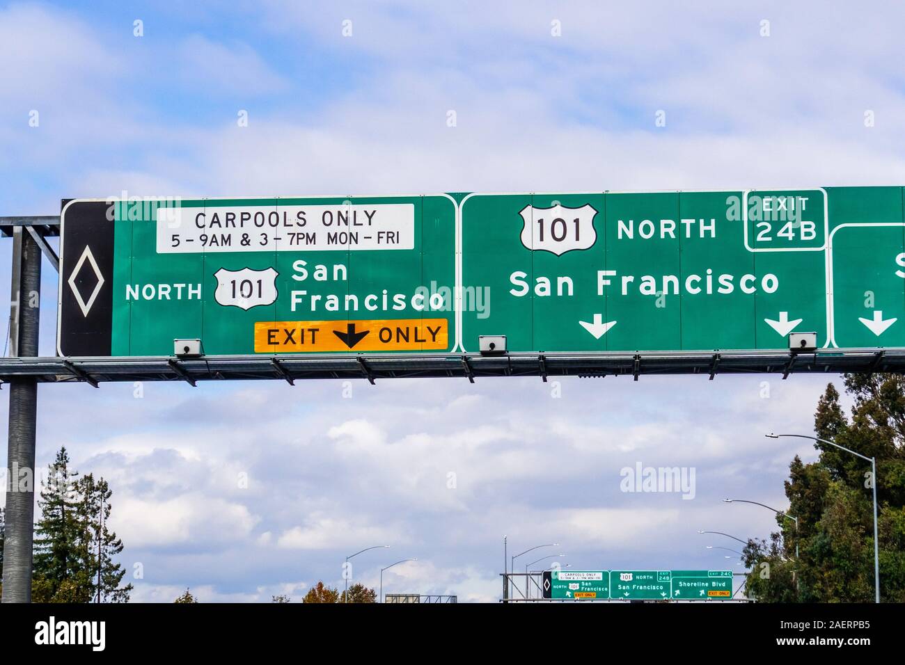 Freeway 101 northbound to San Francisco signage providing directions and the applicable carpool rules; San Francisco bay area, California Stock Photo