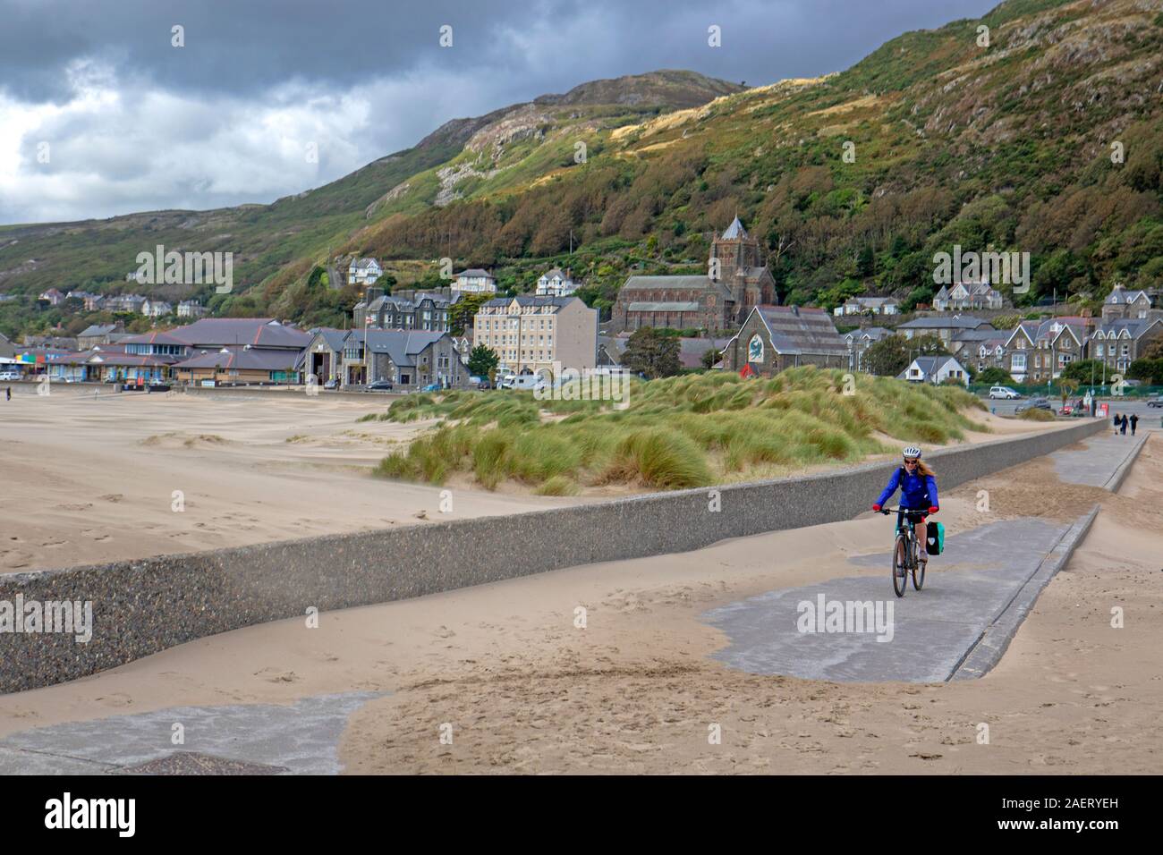 Cycling along the beach at Barmouth Stock Photo