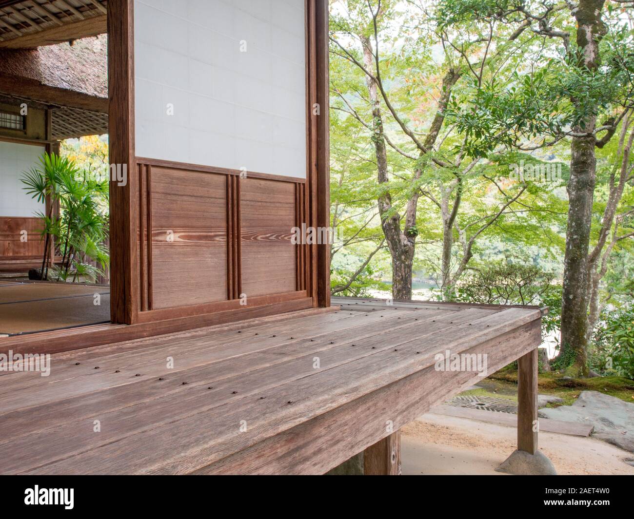 Traditional Japanese architecture, wooden verandah, sliding shoji screen wall panels, thatched roof,  Garyuin, Garyusanso, Ozu, Ehime, Shikoku, Japan Stock Photo