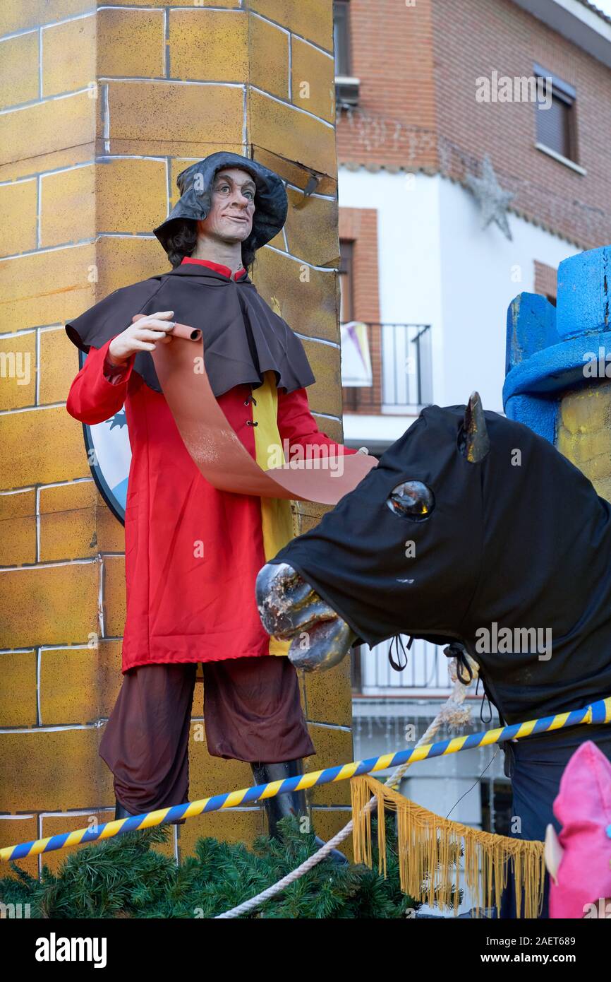 A life-sized replica squire reads from a scroll overlooking the scene of a medieval joust at Torrejon de Ardoz Christmas fair Stock Photo