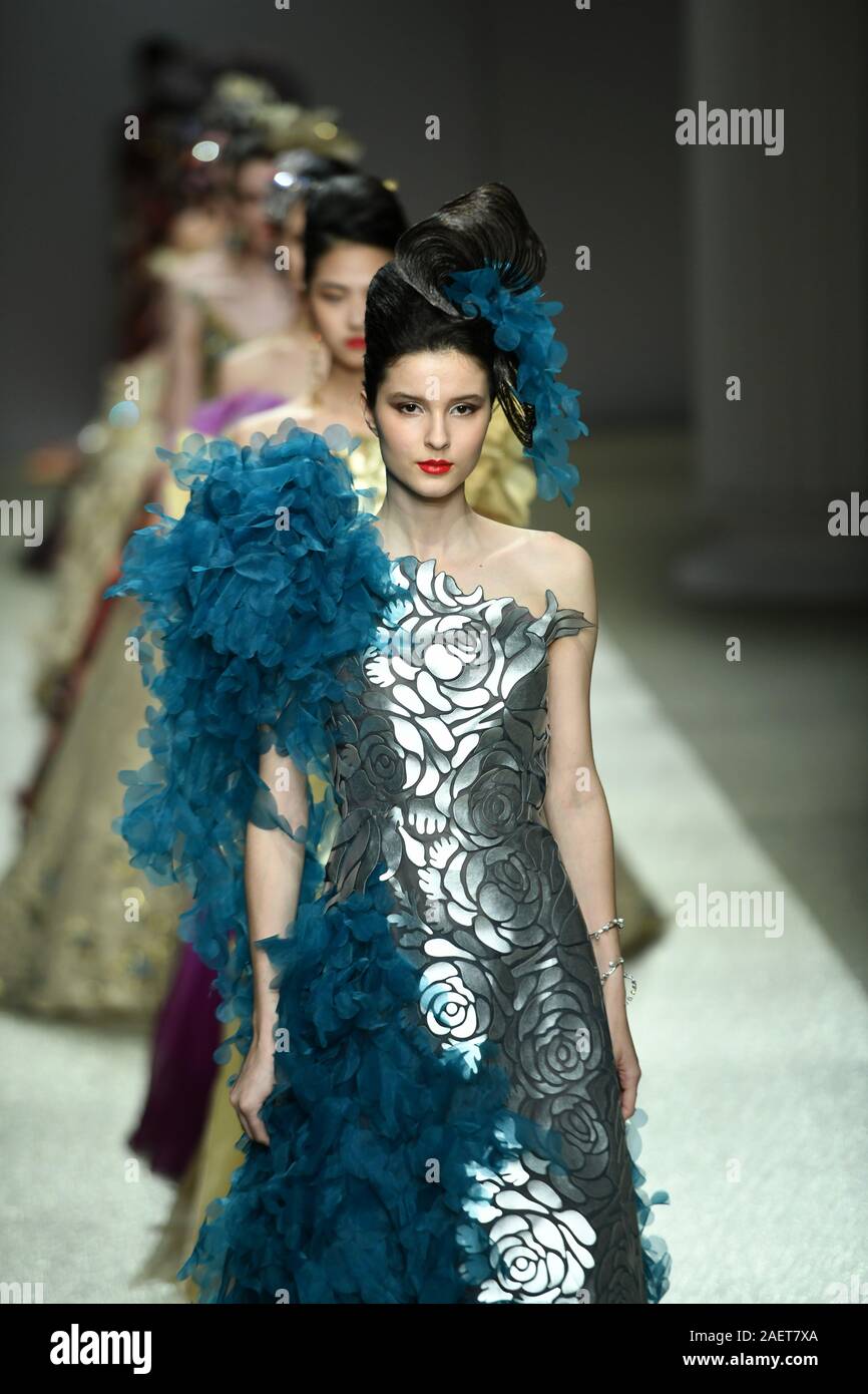 Models walk the runway presenting wedding dresses and gowns designed by Japanese  designer Yumi Katsura in Jinan city, east China's Shandong province Stock  Photo - Alamy