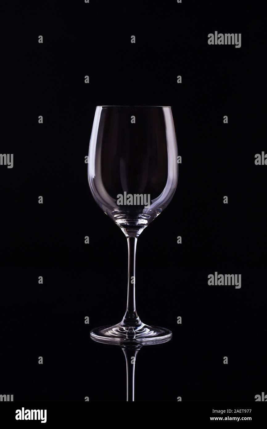 https://c8.alamy.com/comp/2AET977/empty-glass-for-wine-on-black-background-empty-glass-of-wine-on-black-background-wine-on-the-dark-2AET977.jpg
