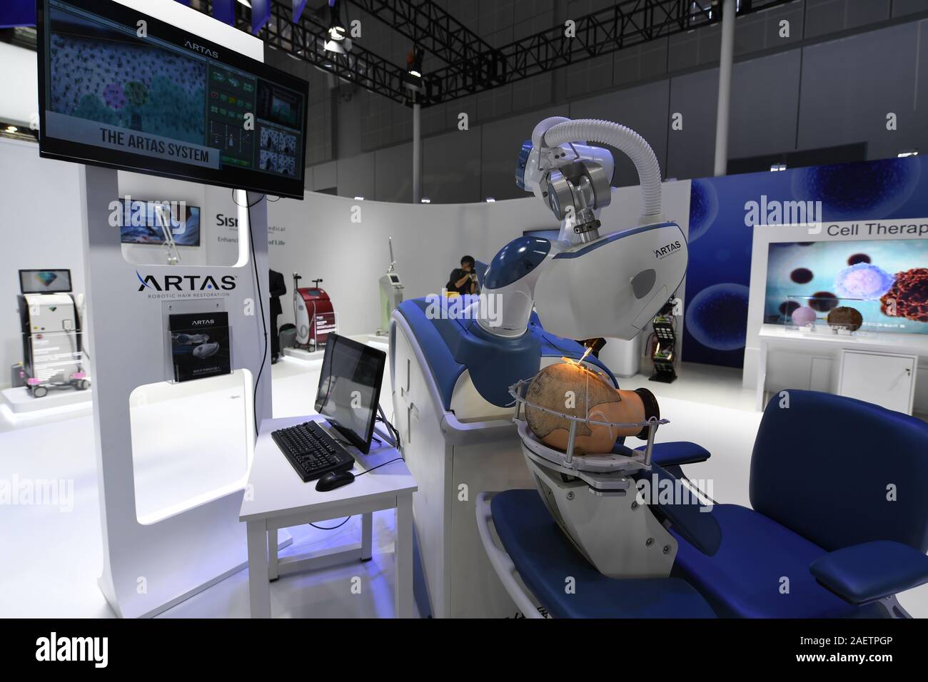 A hair transplant robot does hair transplant surgery on a model at the 2nd China International Import Expo (CIIE) in Shanghai, China, 5 November 2019. Stock Photo