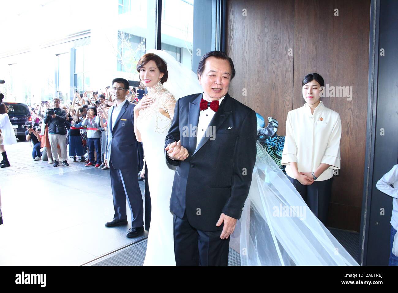 Taiwanese model and actress Lin Chi-ling, middle left, holds hand of her  father, middle right, during her wedding with Japanese actor and dancer  Ryohe Stock Photo - Alamy