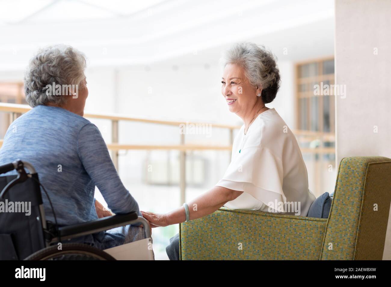 Two women talking sofa hands hi-res stock photography and images - Alamy