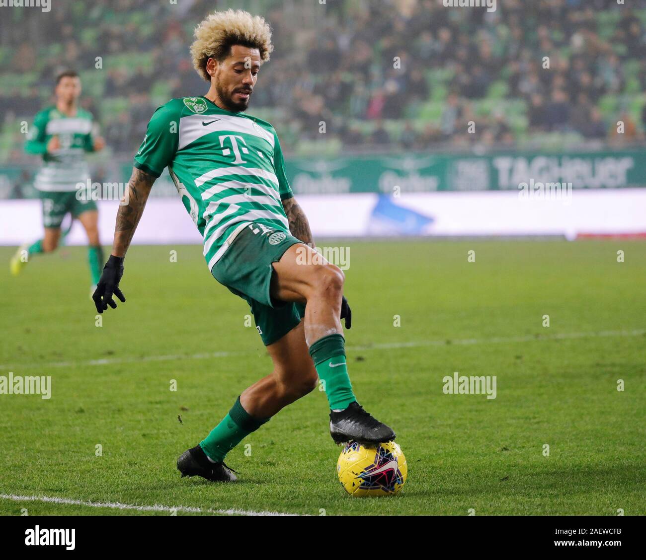 (r-l) Isael da Silva Barbosa of Ferencvarosi TC challenges Dzenan