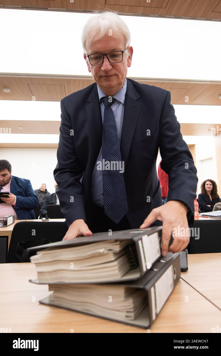 Kassel, Germany. 10th Dec, 2019. Jürgen Resch, Managing Director of Deutsche Umwelthilfe, stands behind files before the trial in the Hessian Administrative Court begins. In an appeal against an action brought by Deutsche Umwelthilfe, the court is dealing with possible bans on diesel driving in the city of Frankfurt am Main. Credit: Swen Pförtner/dpa/Alamy Live News Stock Photo
