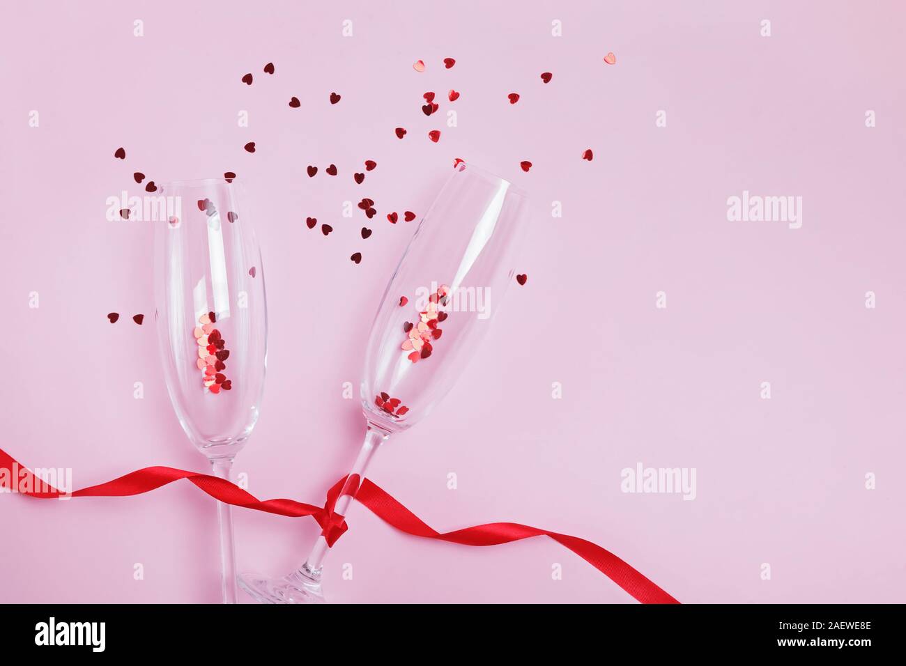 Two glasses champagne splash hi-res stock photography and images - Alamy