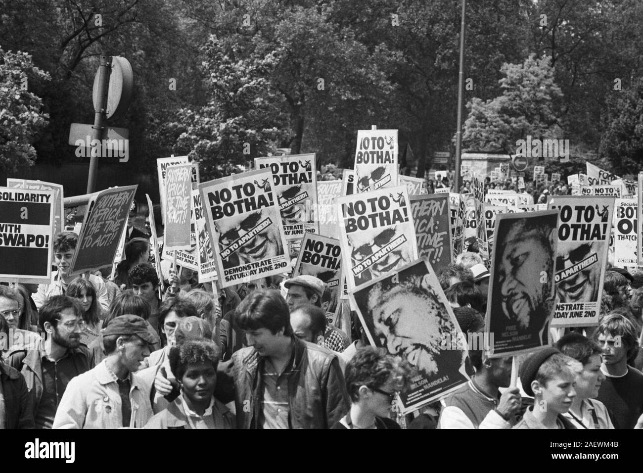 The march protesting at the visit by South African premier Pieter Botha, leaves Hyde Park for Downing Street. PIC SOURCE: James / Mike Stephens Stock Photo