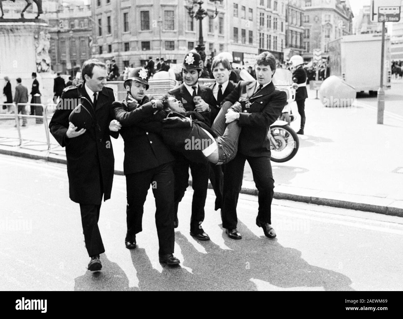 Police carry away a demonstrator in Trafalgar Square, London, during the march from Marble Arch to Downing Street by protestors against the visit of South African Prime Minister Pieter Botha. PIC SOURCE: James / Mike Stephens Stock Photo