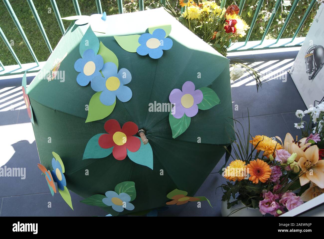 composition parasol fleuri et bouquets de fleurs Stock Photo - Alamy