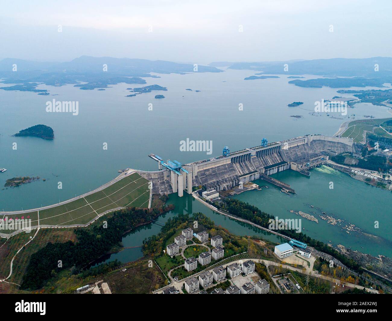 (191211) -- BEIJING, Dec. 11, 2019 (Xinhua) -- Aerial photo taken on Nov. 26, 2019 shows the Danjiangkou reservoir in central China's Hubei Province. (Xinhua/Xiong Qi) Stock Photo
