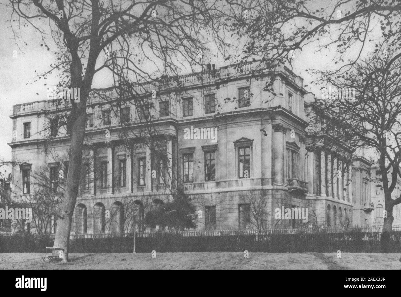 LONDON. Lancaster House through Green Park Railings 1926 old vintage print Stock Photo Alamy
