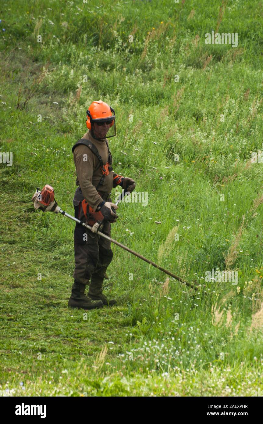 Man cutting grass hires stock photography and images Alamy