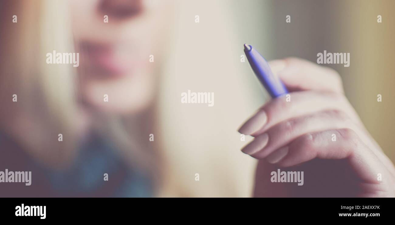 Female hand holding a pen hi-res stock photography and images - Alamy
