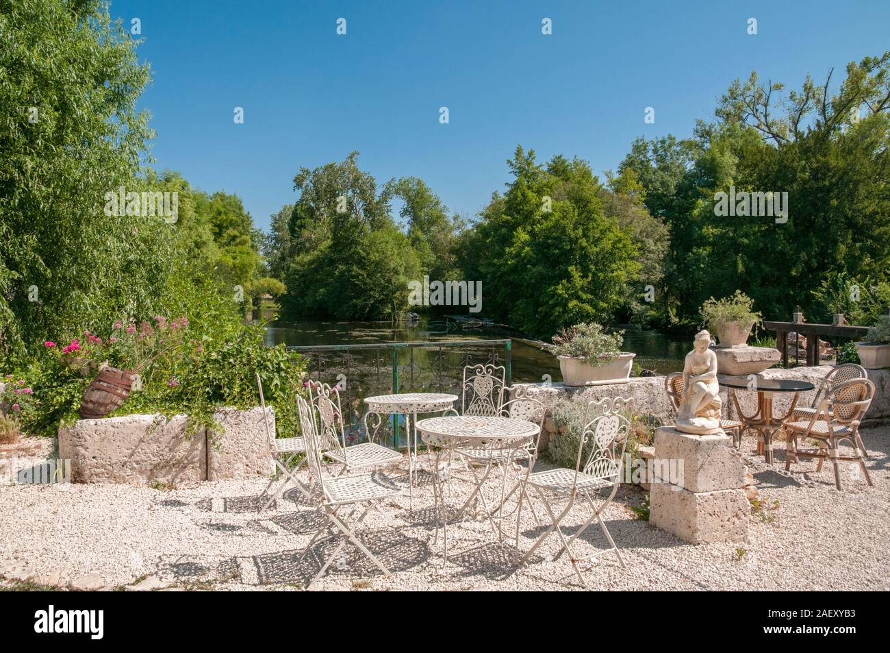 Terrace with tables and chairs overlooking the Charente river in the picturesque town of Verteuil-sur-Charente, Charente (16), Nouvelle-Aquitaine, Fra Stock Photo