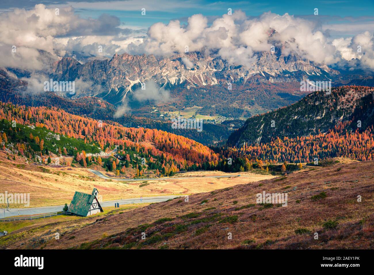 Sunny morning view from the top of Giau pass. Colorful autumn landscape in Dolomite Alps, Cortina d'Ampezzo location, Italy, Europe. Stock Photo