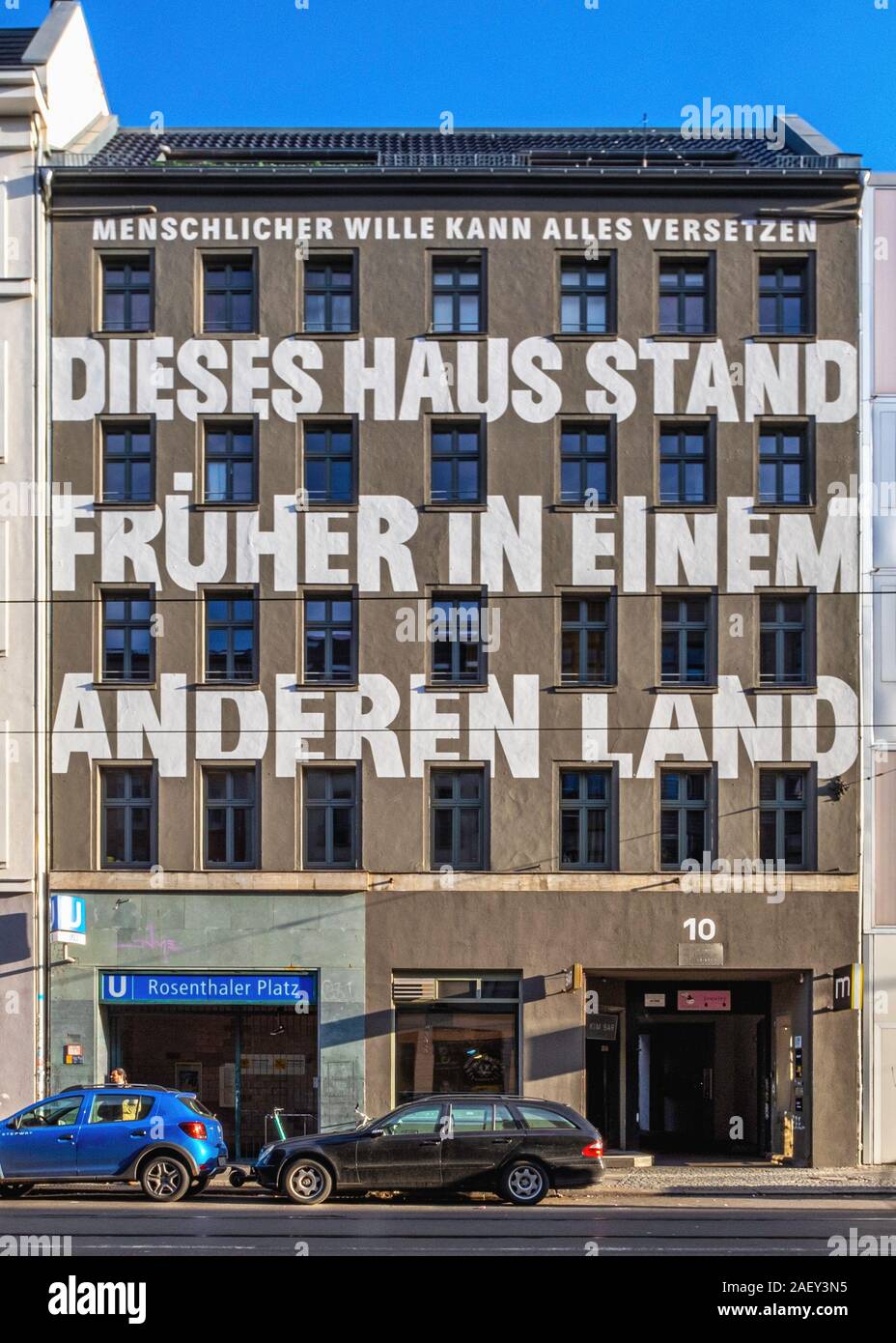 Berlin, Rosenthaler Platz U8 Underground railway entrance & sign in building with lettering 'Dieses Haus Stand Fruher in Einem Anderen Land' Stock Photo