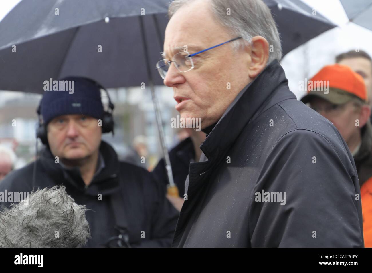 Ministerpräsident Weil zu Besuch in Löningen. Bauern demonstrieren. Grund: Wieder 30 Schafe getötet, Stock Photo