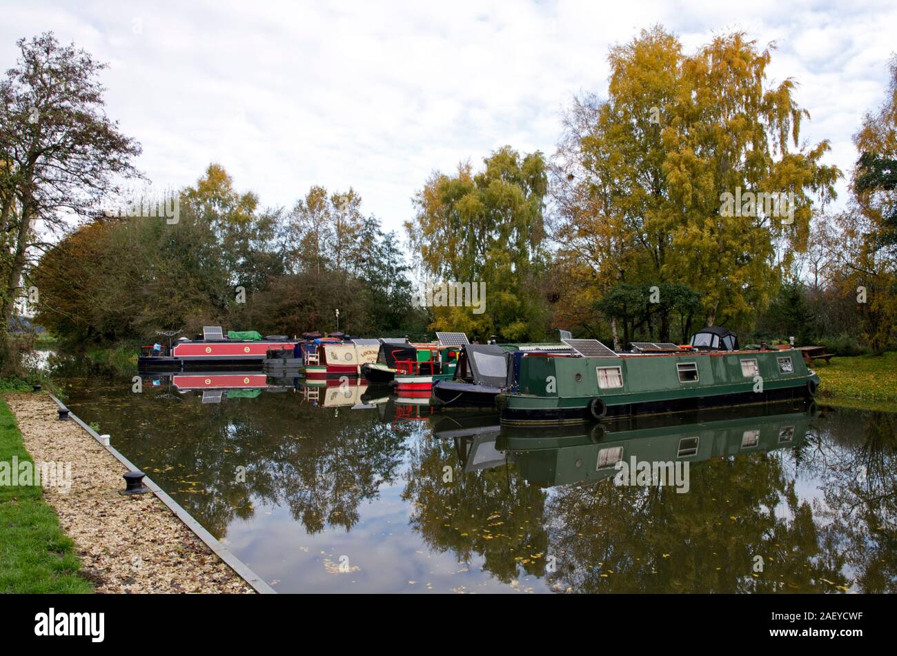 Barge canal house mooring hi-res stock photography and images - Alamy