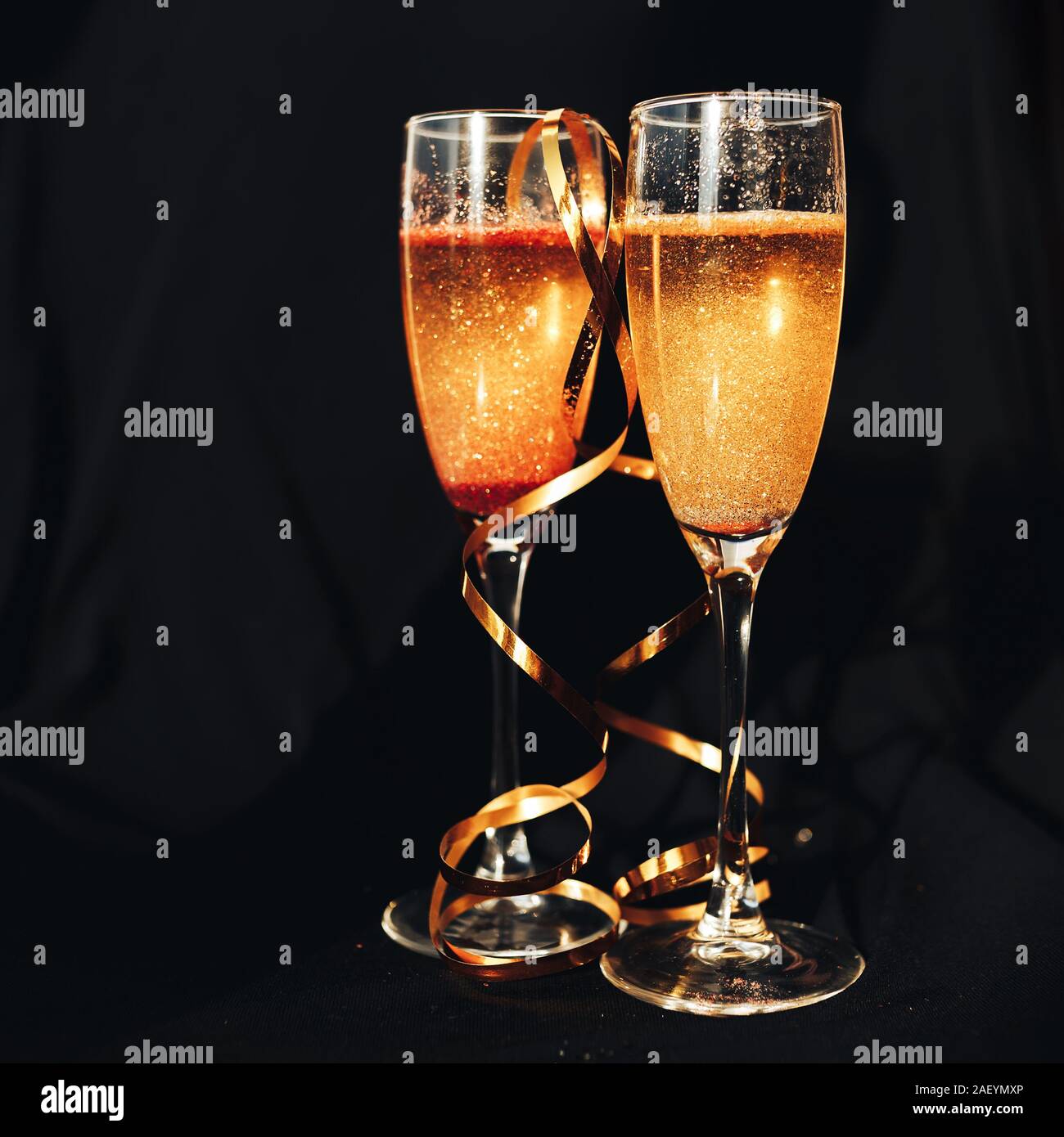 Two champagne glasses splash with drops hi-res stock photography and ...