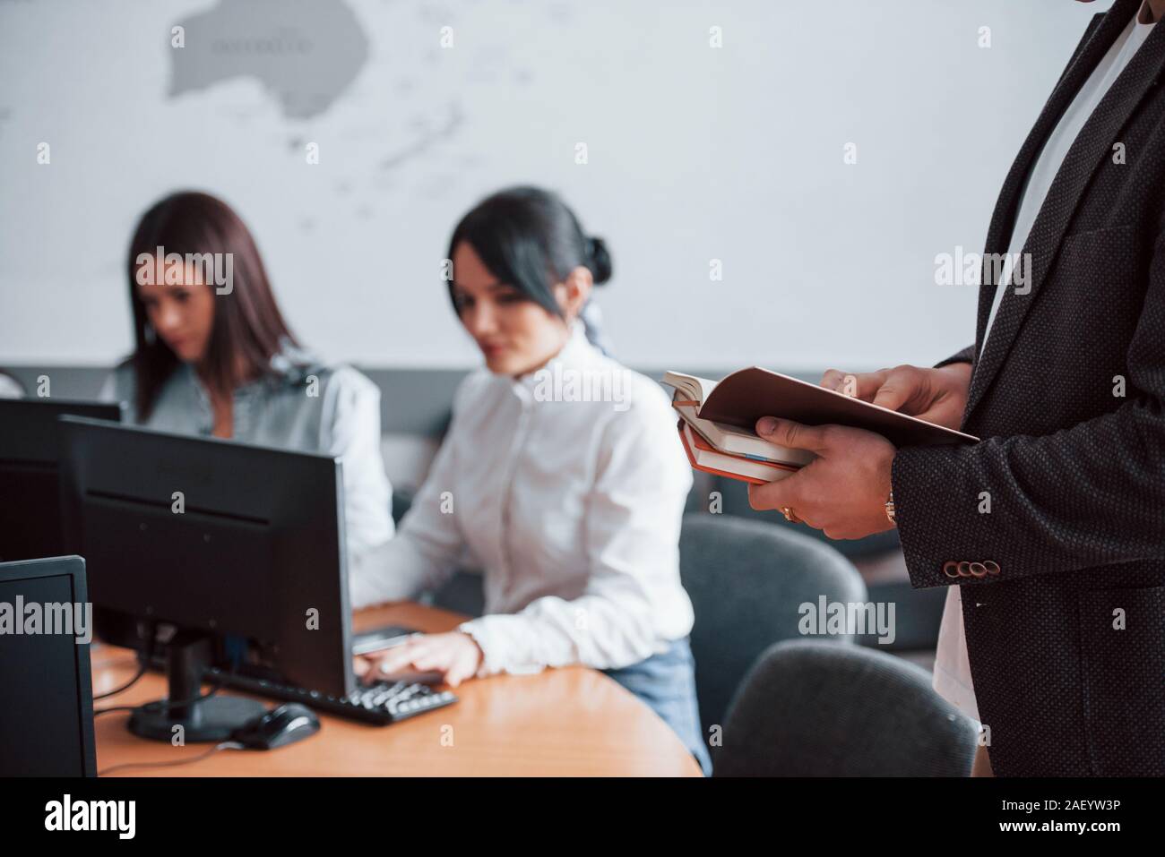 Due diligence картинки. Финансы картинки. Стол бизнесмена. Бухгалтерские услуги. Preparing reports.