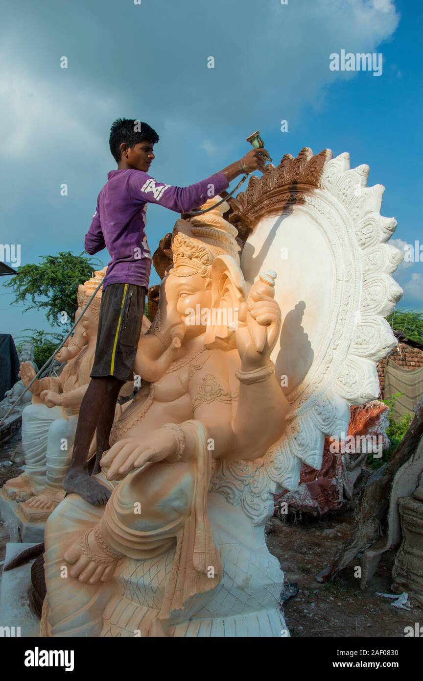 AMRAVATI, MAHARASHTRA - SEPTEMBER 8, 2018: Artist making a statue and gives  finishing touches on an idol of the Hindu god Lord Ganesha at an artist's  Stock Photo - Alamy