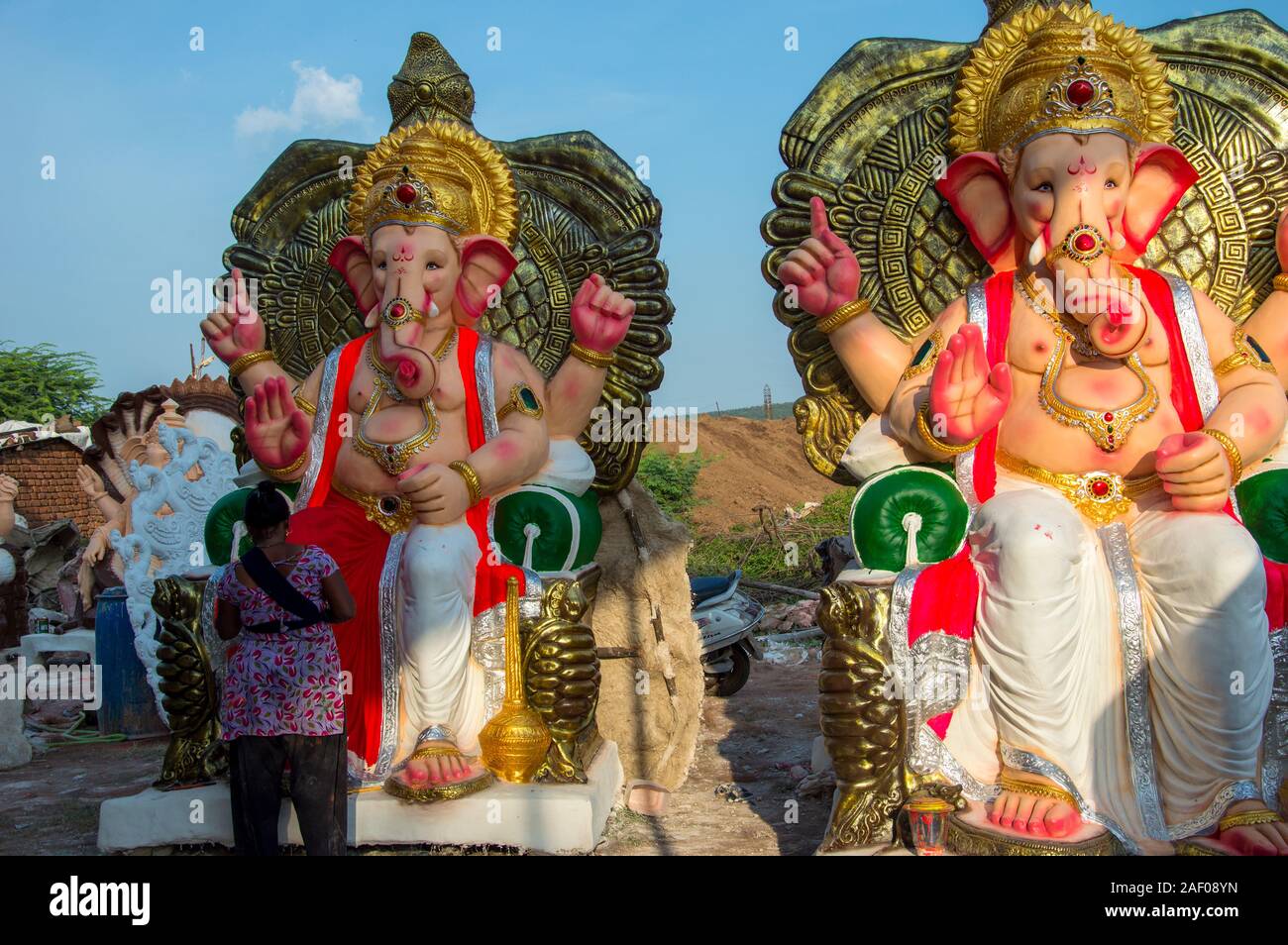 AMRAVATI, MAHARASHTRA SEPTEMBER 8, 2018 Artist making a statue and