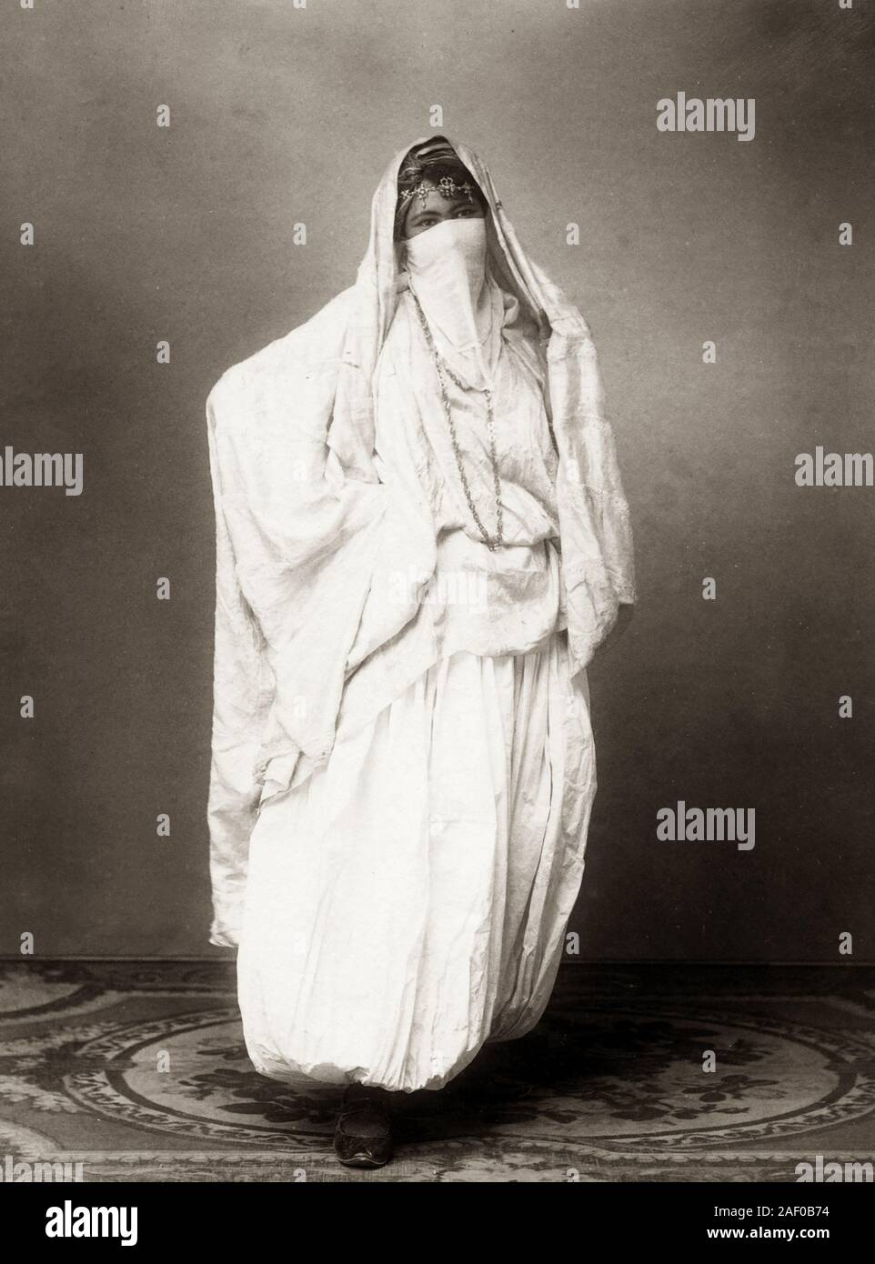 Portrait of a veiled woman hi-res stock photography and images - Alamy