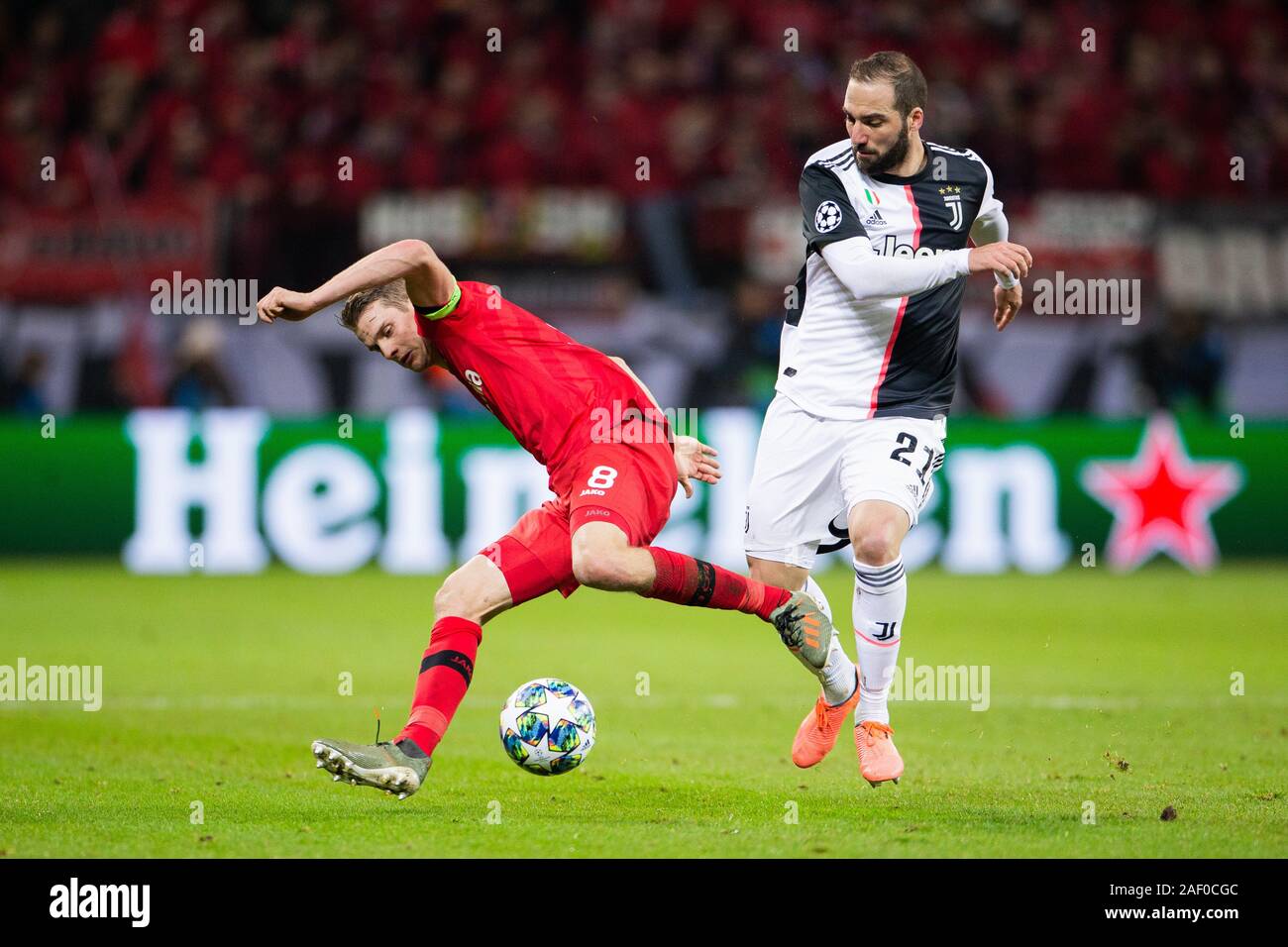Leverkusen, Germany. 11th Dec, 2019. Soccer: Champions League, Bayer Leverkusen - Juventus Turin, Group stage, Group D, 6th matchday. Leverkusens Lars Bender (l) and Turins Gonzalo Higuain try to get the ball. Credit: Rolf Vennenbernd/dpa/Alamy Live News Stock Photo