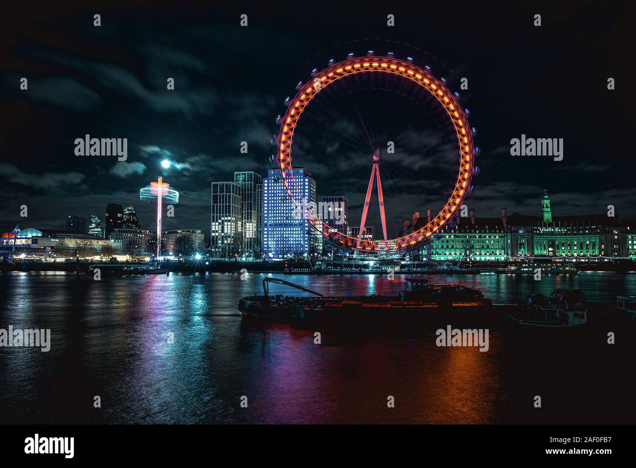 London, UK. 11th Dec, 2019. London, United Kingom. 11 Dezember, 2019: The London Eye is illuminated in red, the color of the Labour Party, on the eve of Britain's third general elections since 2015, trying to put an end on disagreements over the country's departure from the EU. Credit: Matthias Oesterle/Alamy Live News Stock Photo