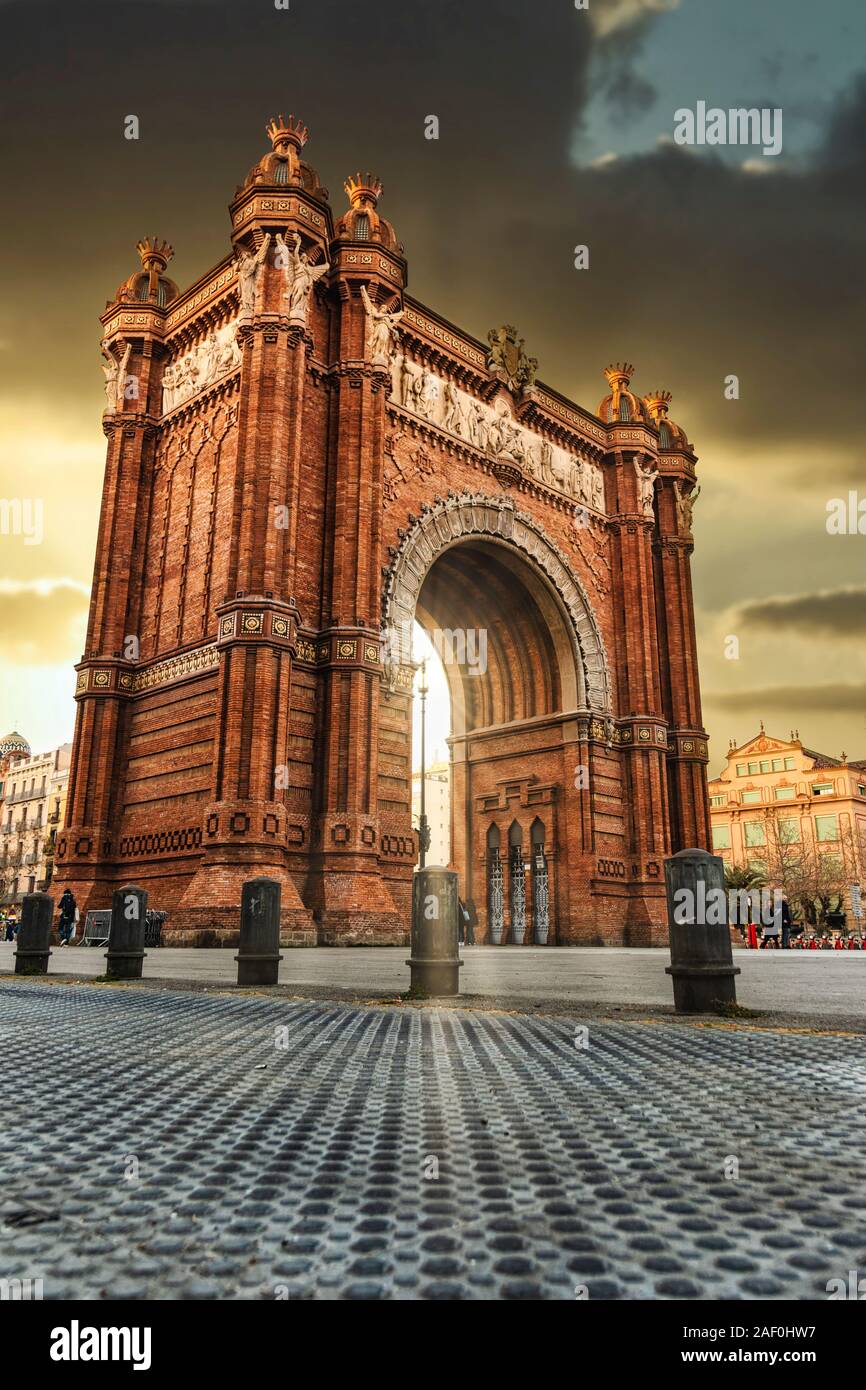 Atardecer, Arco de Triunfo en Barcelona Stock Photo