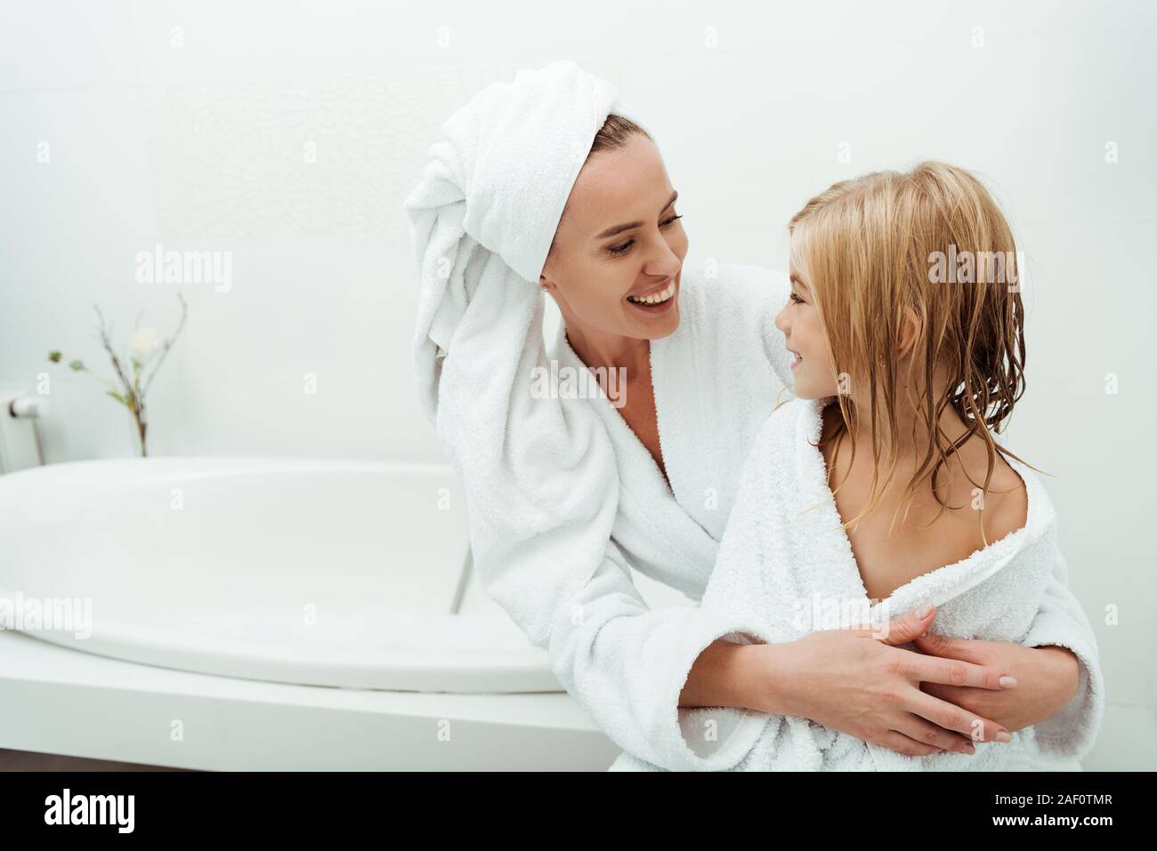 мама с дочкой в ванной фото