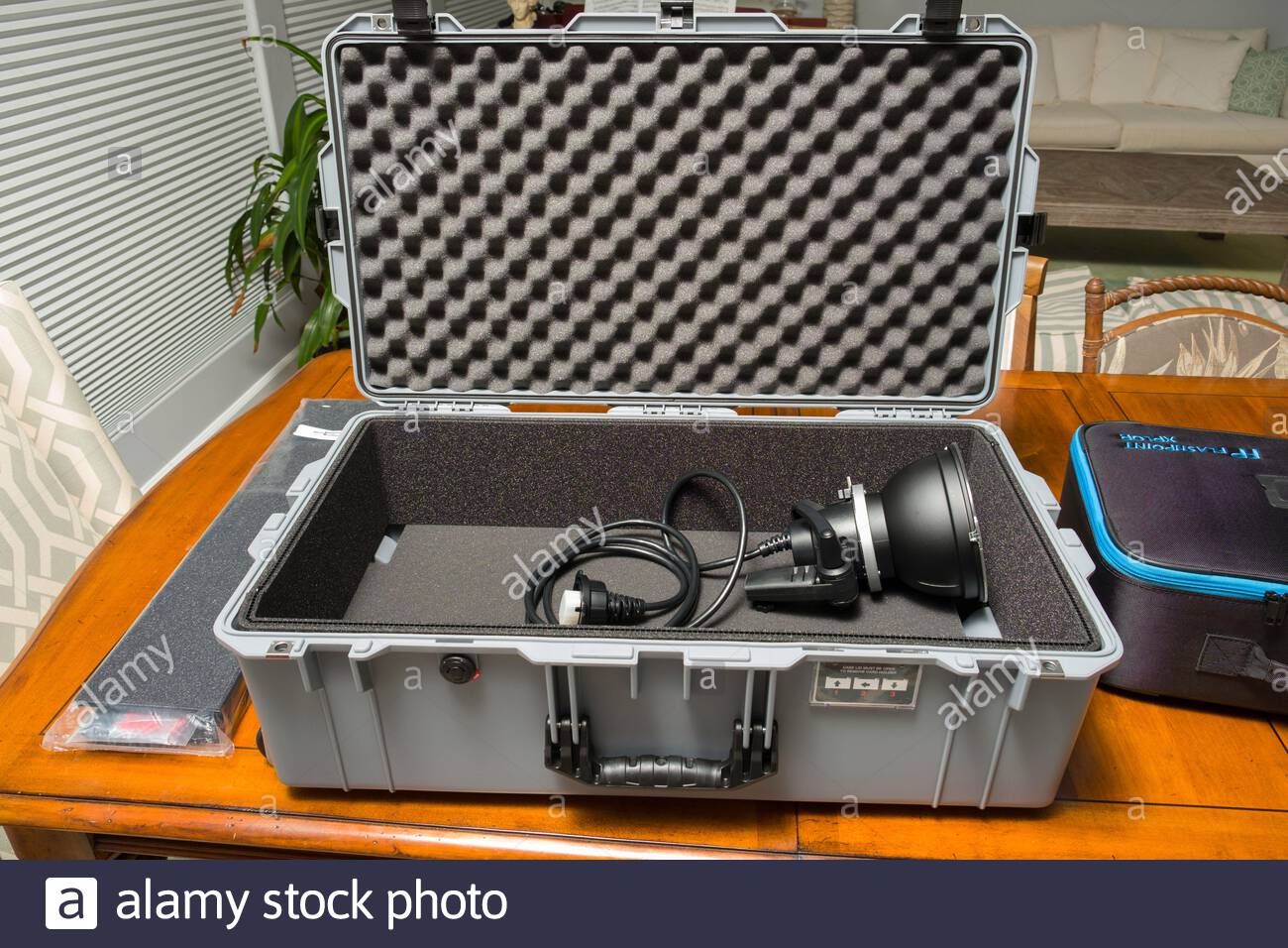 Pelican Air Wheeled Case Model 1615 Tough Double Throw Latches Auto Purge Valve For Sale Online Ebay