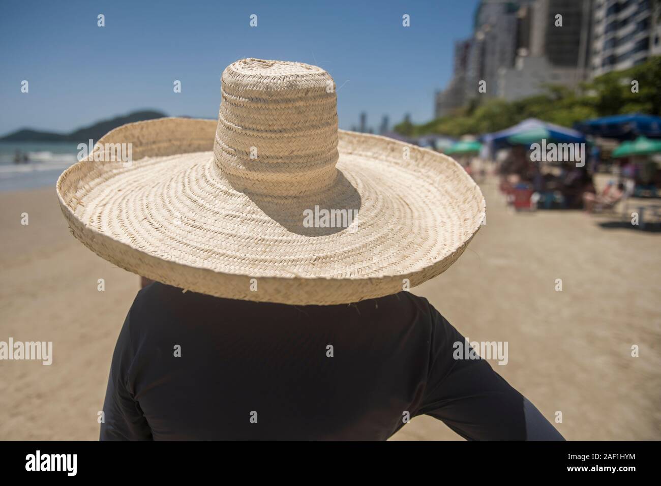 Mexican man wearing straw hat hi-res stock photography and images - Alamy