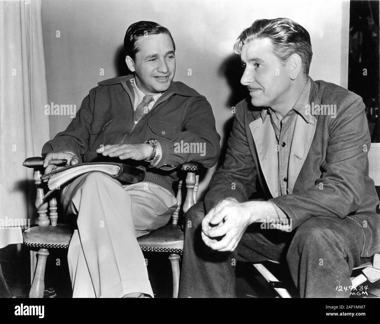 Director MERVYN LeROY and RONALD COLMAN on set candid during filming of RANDOM HARVEST 1942 director MERVYN LeROY novel JAMES HILTON Metro Goldwyn Mayer Stock Photo