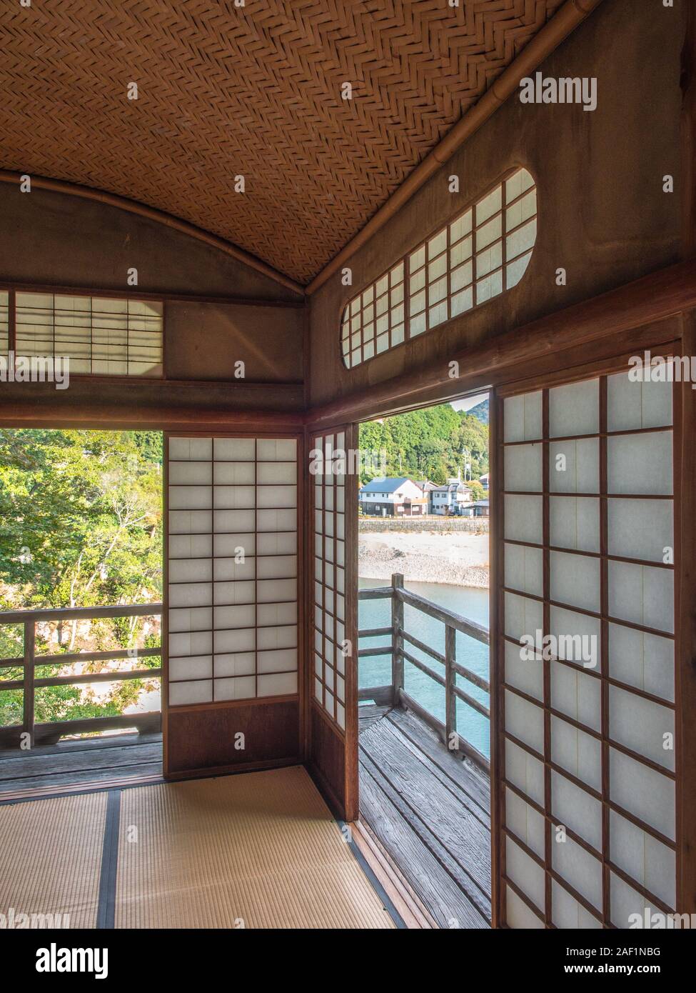 Japanese design - woven bamboo ceiling, sliding shoji screen walls, tatami floor, Furoan hermitage, Garyusanso, Ozu, Ehime, Shikoku Japan Stock Photo