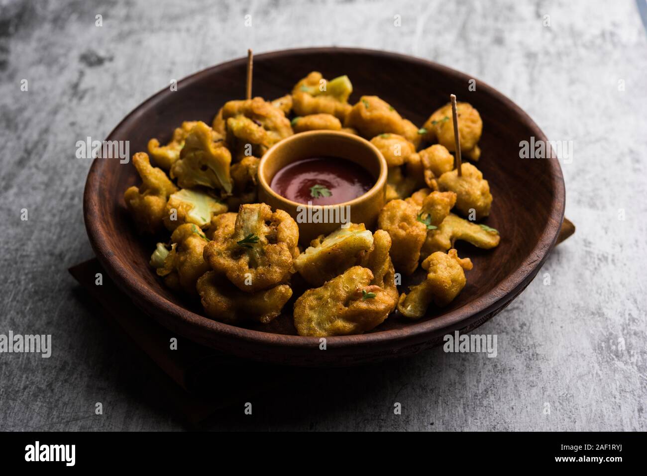 Gobi pakora or Phoolgobi pakoda made using fresh cauliflower dipped chickpea batter and then