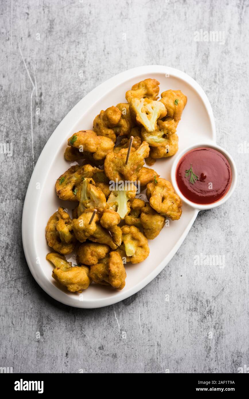 Gobi pakora or Phoolgobi pakoda made using fresh cauliflower dipped chickpea batter and then