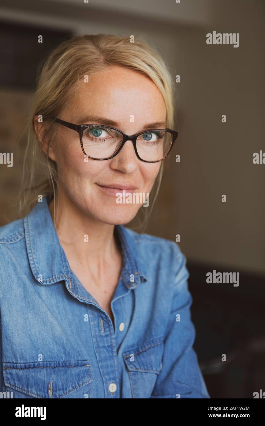 Working woman smiling at camera hi-res stock photography and images - Alamy