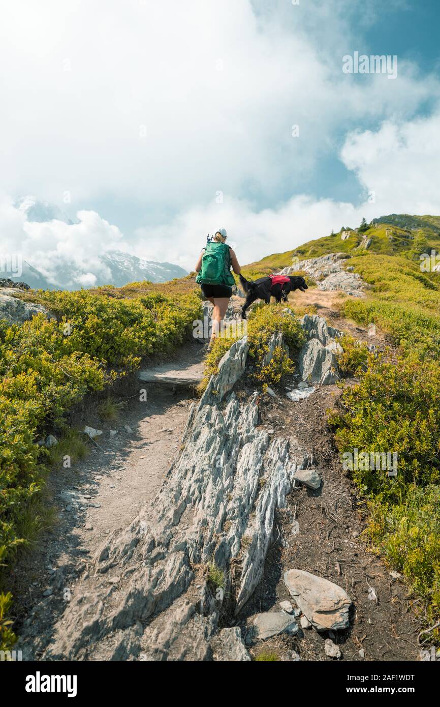 Family mountains rear view hi-res stock photography and images - Alamy