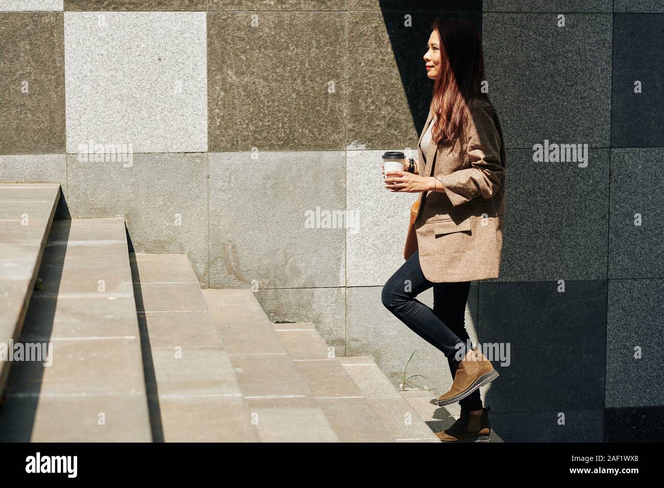 Mobile phone university females hi-res stock photography and images - Alamy