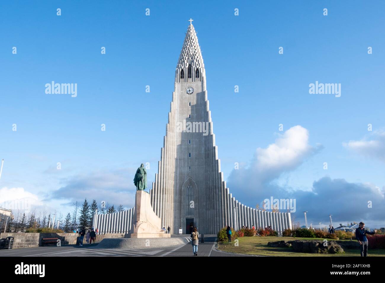 Hallgrimskirkja Cathedral and statue of Norse explorer Leif Eiriksson, Reykjavik, Iceland Stock Photo