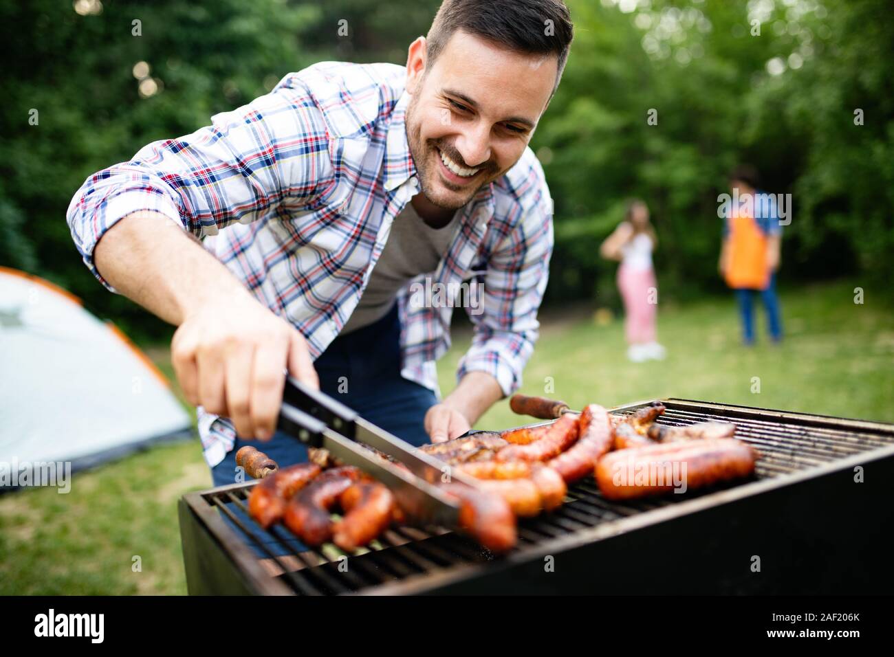 Overleg privaat het winkelcentrum Man cooking meat on barbecue grill at outdoor summer party Stock Photo -  Alamy