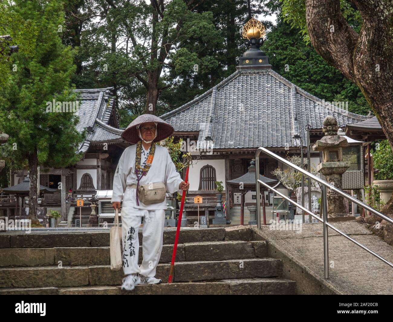 Henro pilgrim, Butsumokuji temple 42, Shikoku 88 temple pilgrimage, Ehime, Japan Stock Photo