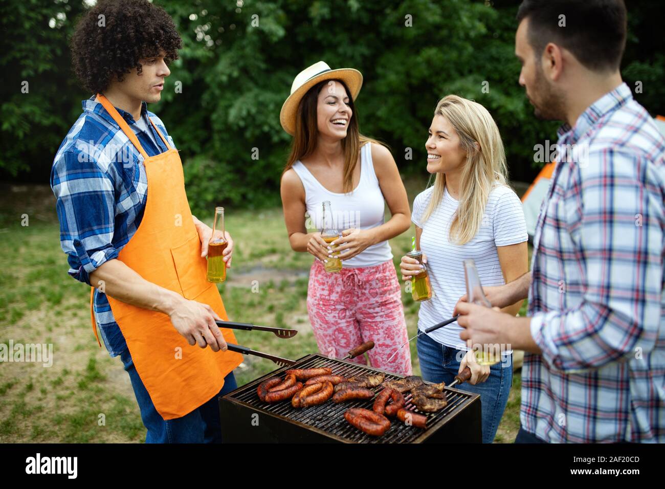 Friends having fun in nature doing bbq Stock Photo Alamy