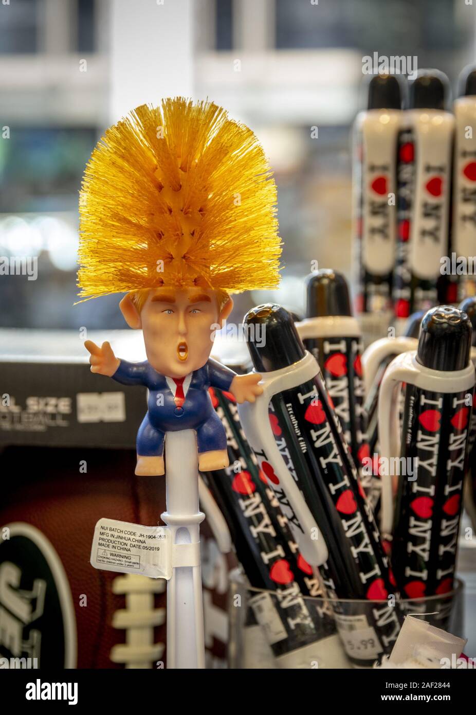 Donald Trump as a toilet brush - many shops in New York offer the US President Donald Trump as a souvenir. In New York the shop with Trump as a mostly unflattering caricature.  (19 Sept 2019) | usage worldwide Stock Photo