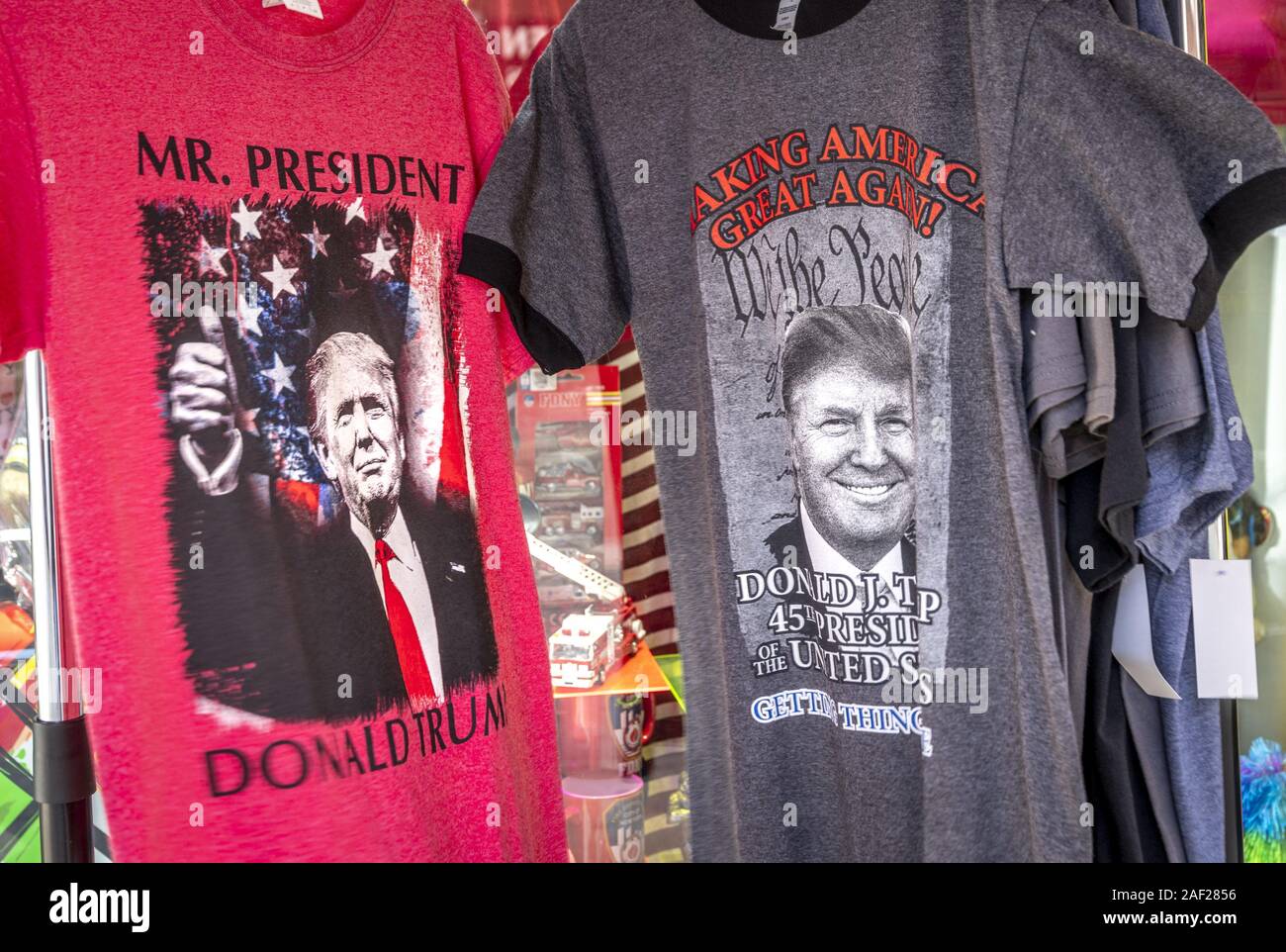 Donald Trump on shirt and cap - many shops in New York also offer the US president as a mostly unflattering souvenir. The US Democrats announced on 24 September 2019 that they would introduce an impeachment against Trump. (19 Sept 2019) | usage worldwide Stock Photo